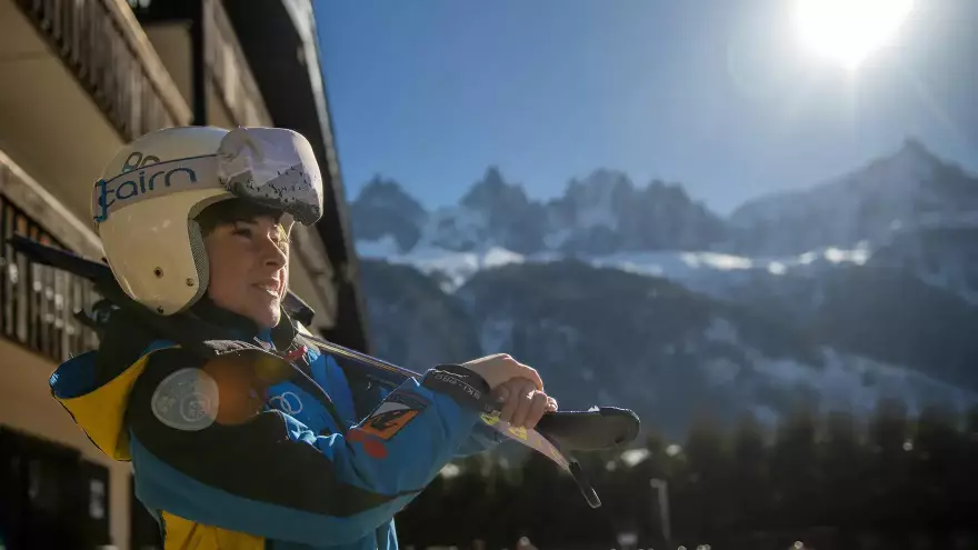 Jeune skieur devant le village vacances VTF Chamonix