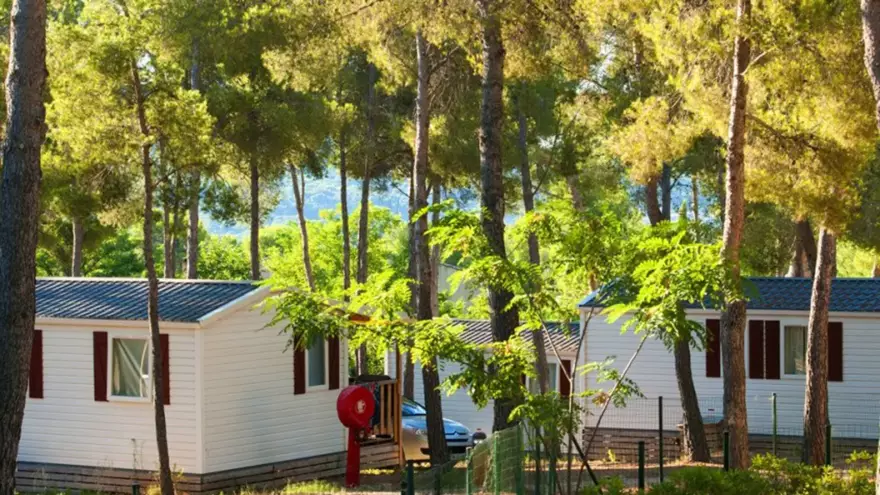 Vue sur les mobilhomes du camping Les Dauphins à Saint Cyr