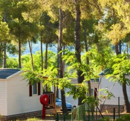 Vue sur les mobilhomes du camping Les Dauphins à Saint Cyr