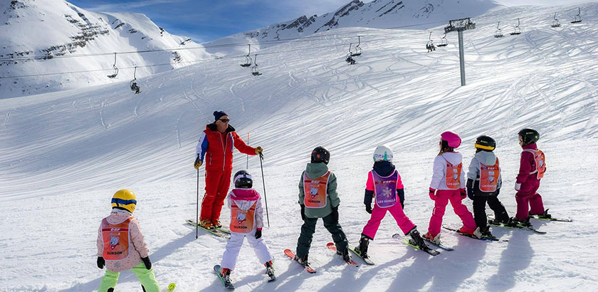 On accompagne vos enfants sur les pistes et aux cours de ski ESF